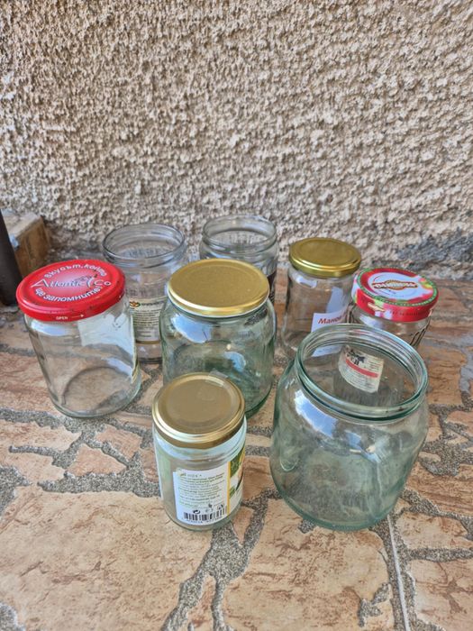 Много буркани различни размери