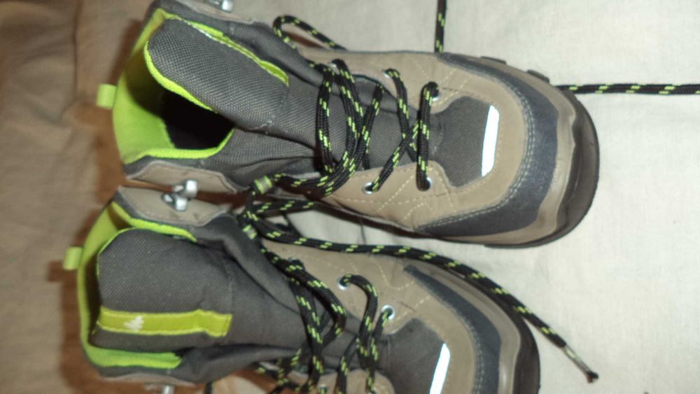 Продавам  почти нови детски боти - 37 номер