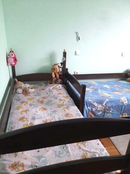 Продавам масивно-дървено, двуетажно легло, което става на две отделни