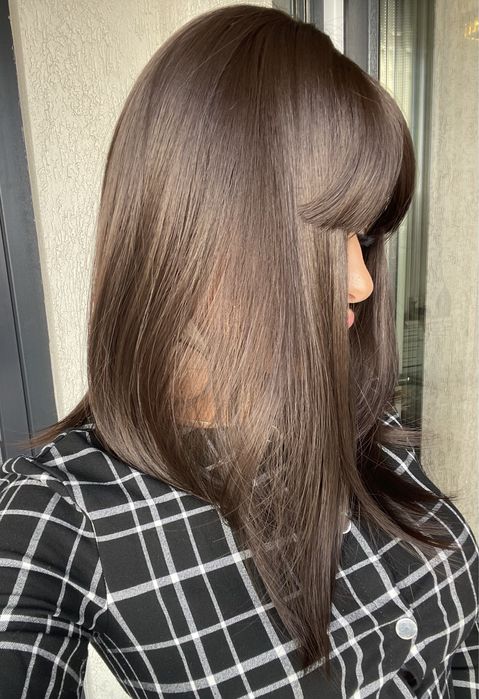 Peruca scurta saten inchis cu breton