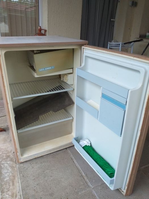 Хладилник AEG Junior, не работи. Може да се използва за шкаф.