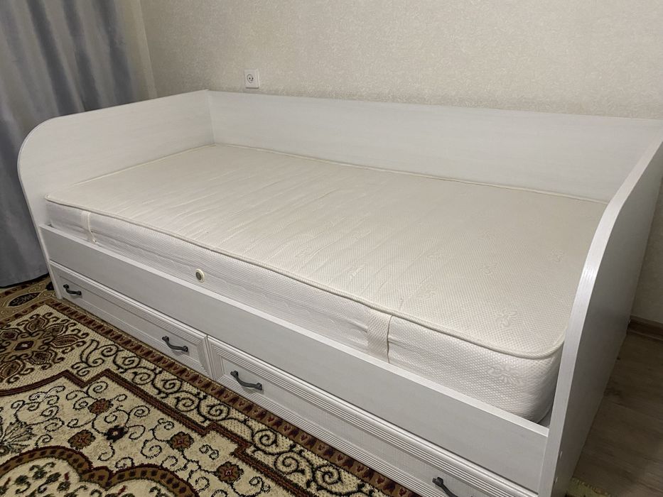 Продам кровать с шкафчиками снизу