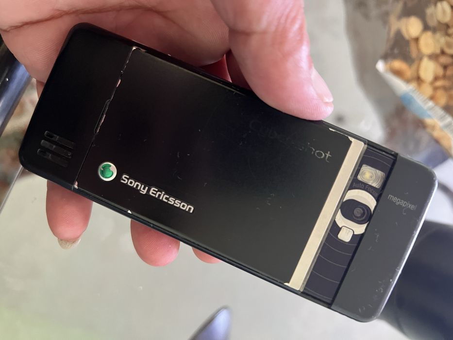Sony Ericsson с зарядно