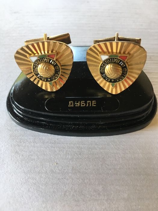 Ръкавели футбол и кехлибар