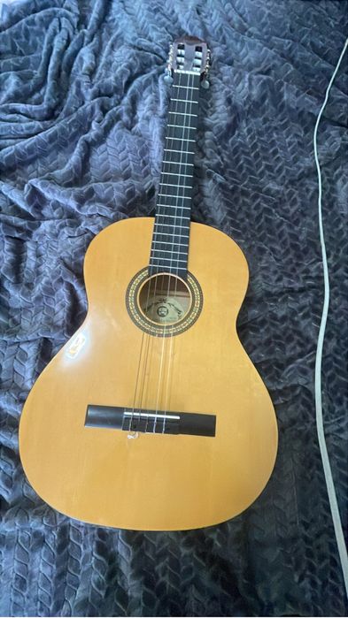 Vand chitara cu coarda lipsa