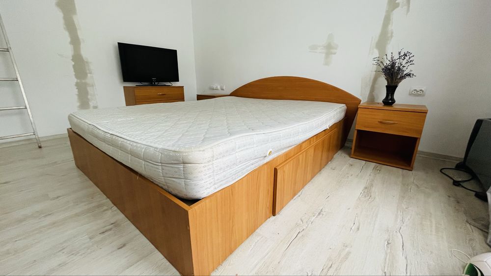 Dormitor cu saltea si noptiere, comoda + tv