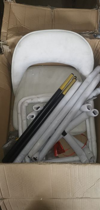 Два щъркела, бар столове Amore. черни крака със седалка от бял плюш