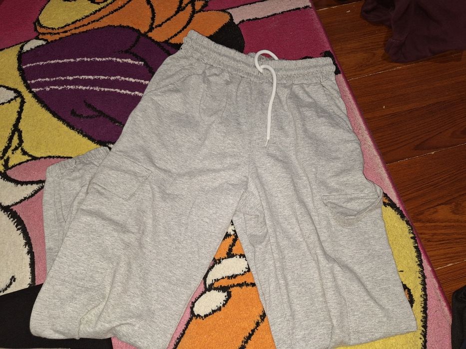 pantaloni lungi.