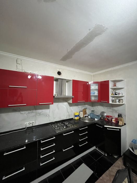 Кухонный гарнитур высота 2.20м, ширина 3м, угловой 63см