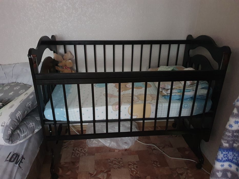 Детская кроватка ( бортики , игрушки для малыша в подарок )
