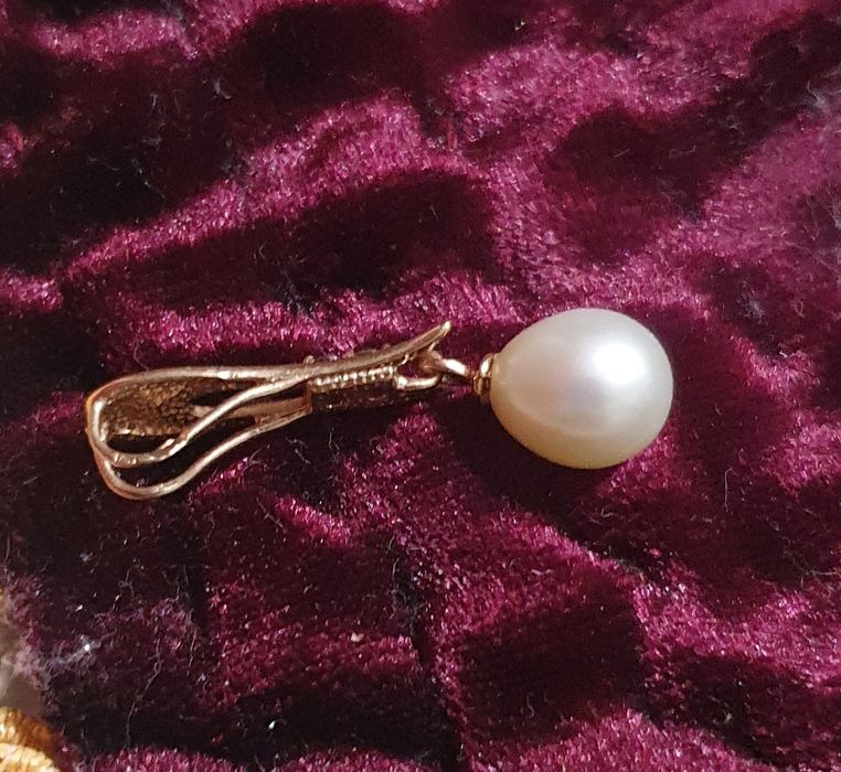 Кулончик   жемчуг.