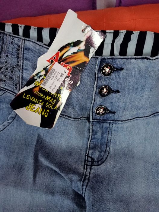 Blugi damă diferite dimensiuni.