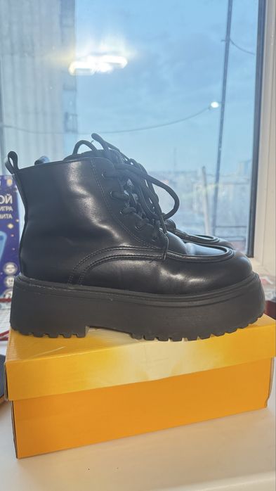 Продам женские ботинки