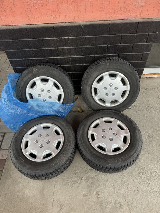 Продам зимню резину с диском на 14 и оригинал калпак тоюта toyota