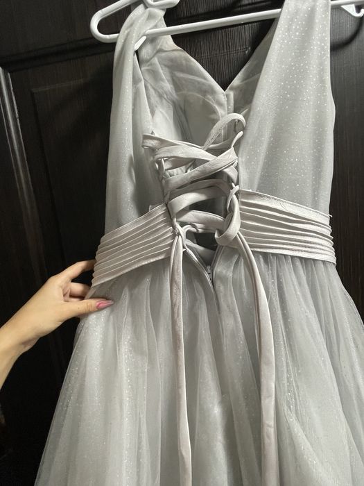 Rochie elegantă cu detalii argintii