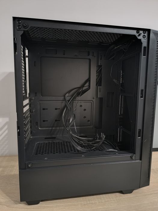 Carcasa PC gaming cu sursa Crosair VS550