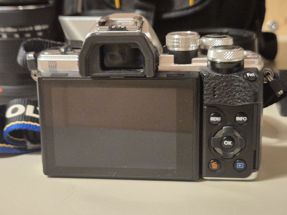 Olympus OM‑D E‑M10 Mark II + 2 obiective + accesorii – stare excelenta