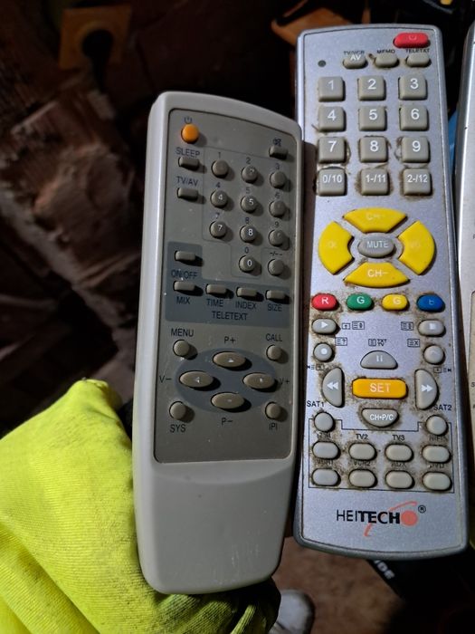 Продавам лот от различни дистанционни управления за телевизори, DVD и