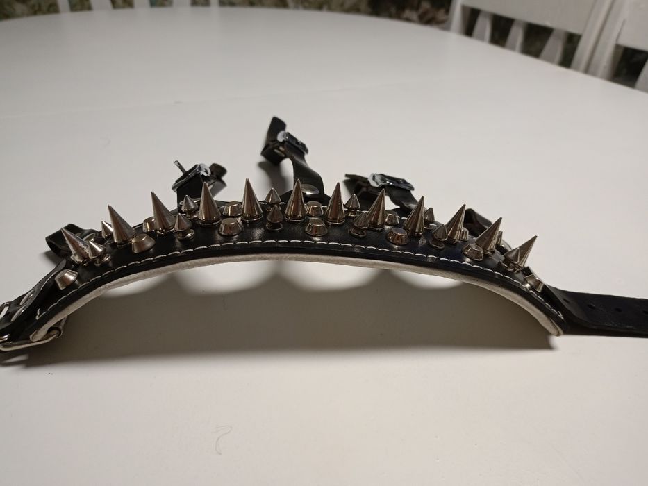 Намордник от естествена кожа с шипове