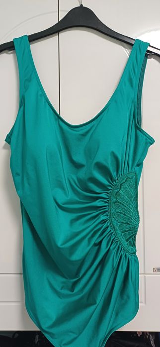 Vând costum baie superb!