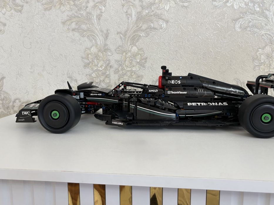 Болид LEGO technic Mercedes F1 W14