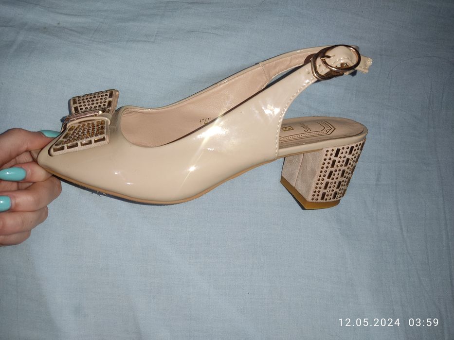 Лаковые женские босоножки