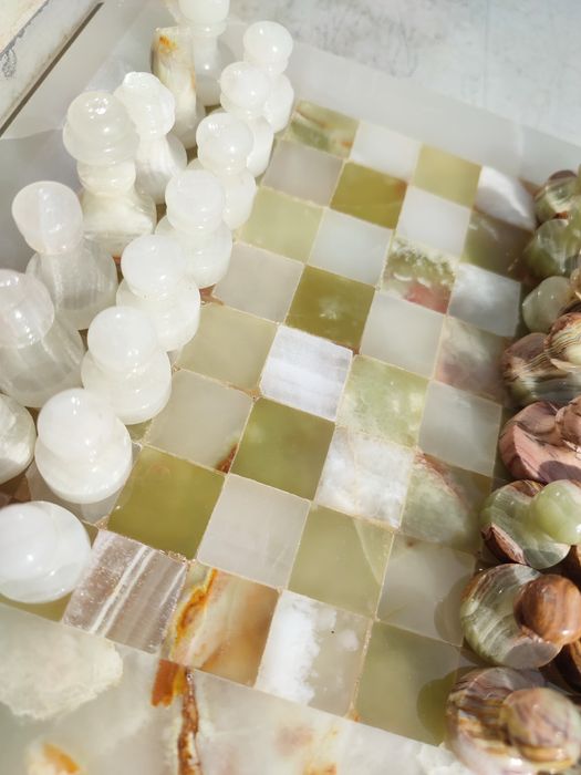 Tabla de șah și piese , realizate din piatra semiprețioasă de onix