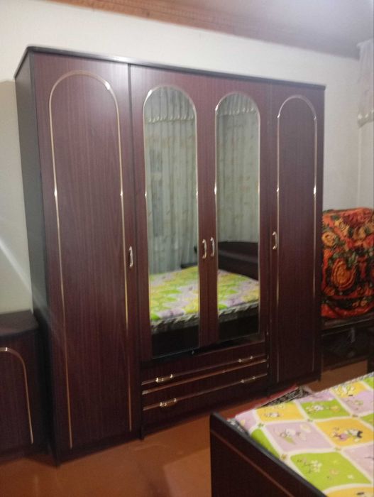 Спальный гарнитур б/у: кровать, большой шкаф и тумба с зеркалом