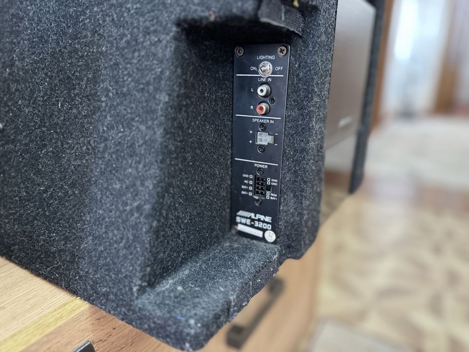 Собуфер Alpine SWE 3200 с встоенным усилителем