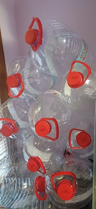 Чисти празни  бутилки от минерална вода. Празни туби от минерална вода