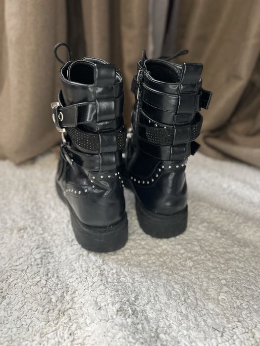 Черни боти със сребърни елементи