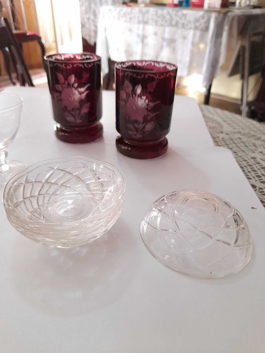 Pahare mov/grena tip Baccarat cristal vechi interbelic si albe aperitiv boluri sticla veche dulceata