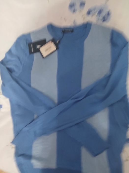 Продам свитер новый