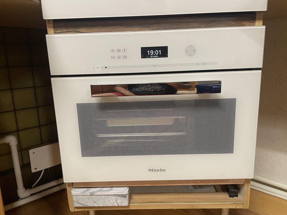 Cuptor cu abur Miele DG 6401 – alb, inox, stare excelentă