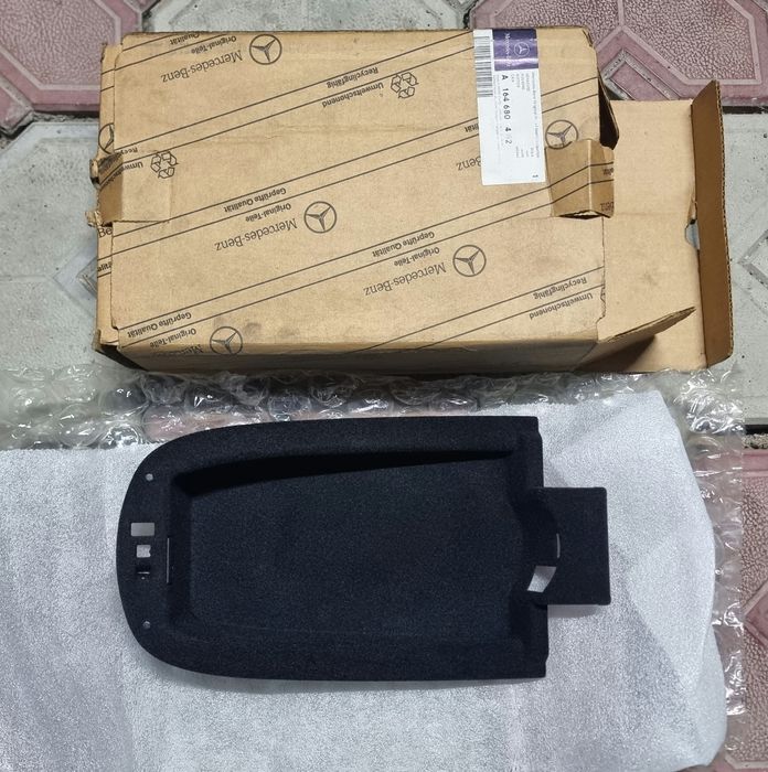 Подлокотник (вещевой отсек) W164