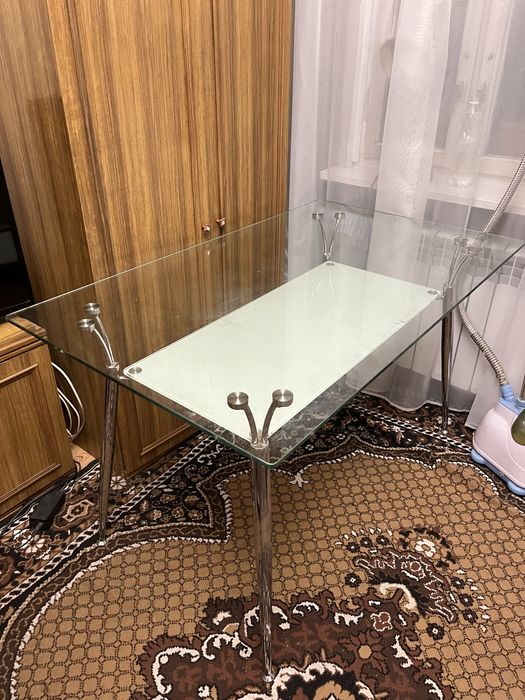 Стеклянный стол продам