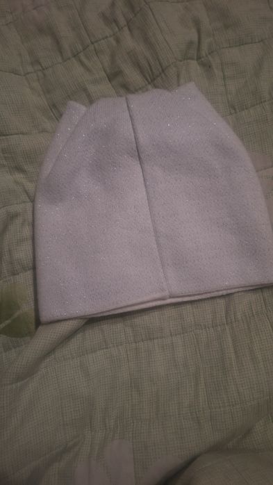 продам бклую теплую шапку