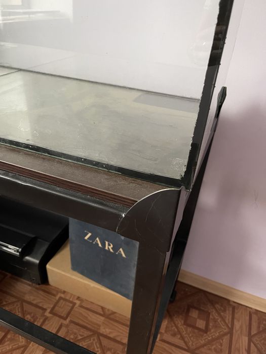 Аквариум вместе с мощной подставкой.