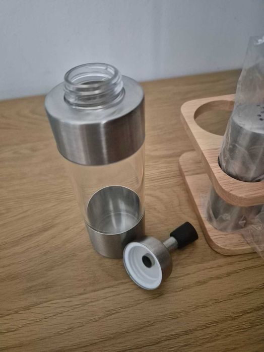 Set CUEI 6 piese — sticle ulei/otet, sare/piper si suport din lemn