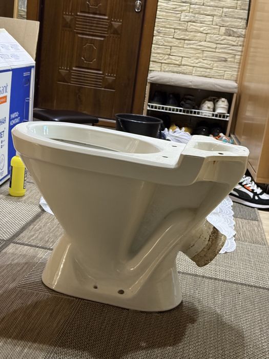 Унитаз белый в хорошем состоянии