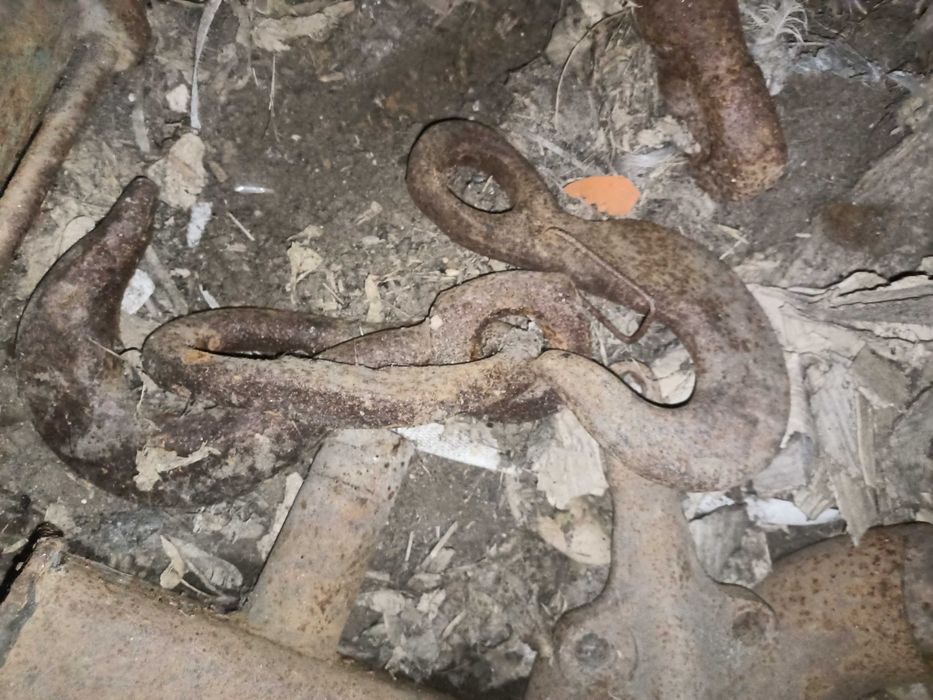 Продам крюки буксировочные передние.