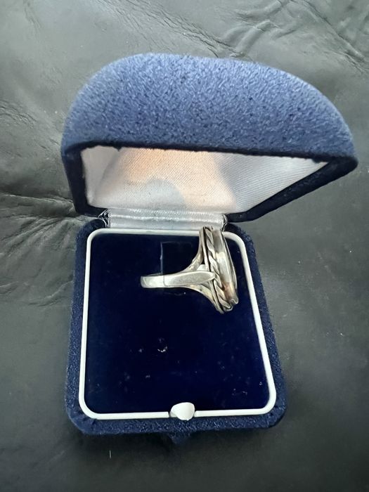 Inel argint 925 cu piatra model deosebit,stare f buna!!