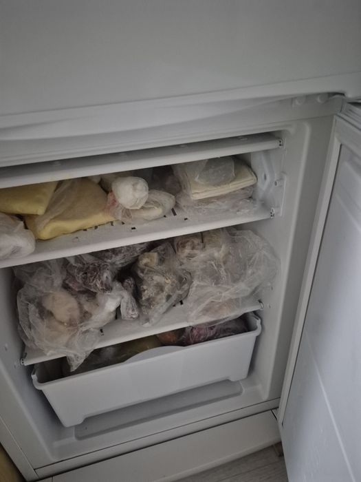 Продам холодильник Indesit.