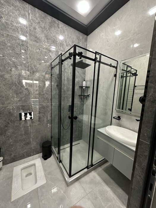 Установка душевых кабин и стеклянных ограждений и перила для лестницы