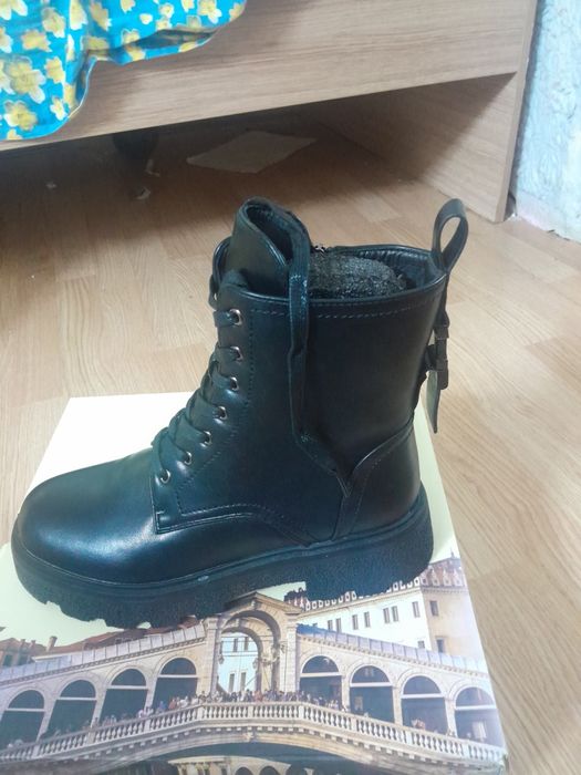 Срочна продам новые женские ботинки