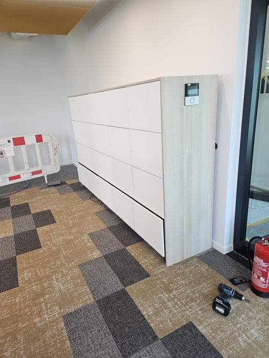 Executa lucrări de montaj mobilier