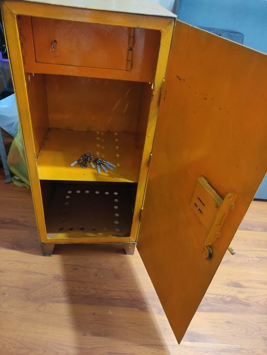 Сейф железный бытовой .