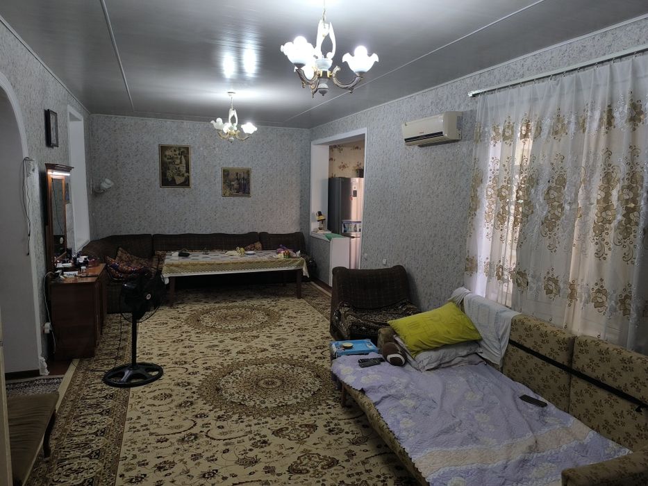 Продается дом на участке 3.5 соток в центре Янгиюля.