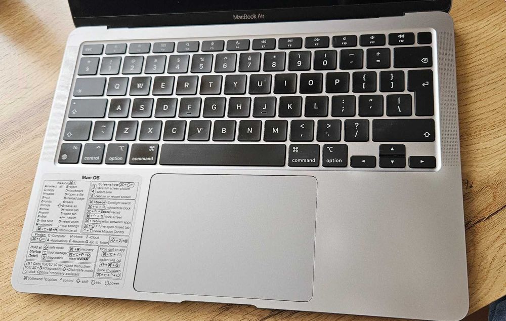 MacBook Air 13" M1 2020 / 16GB RAM / 256GB SSD (работи с външна клавиатура)