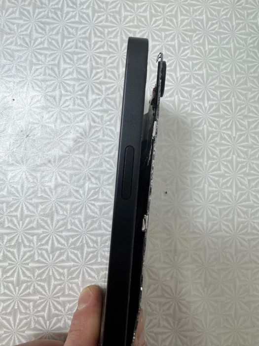 IPhone 16e разбитый